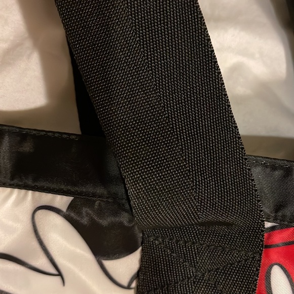 Disney &Co Mickey Print XL travel/ shoulder Tote🔥 - Picture 8 of 9